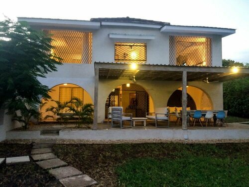 Baobab Beach House Bed & Breakfast, Забронировать Отель «постель и завтрак» Диани-Бич Национальный заповедник Shimba Hills