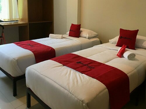 RedDoorz Plus @ Bitung City Center, Забронировать Отель Medidir провинция Северный Сулавеси