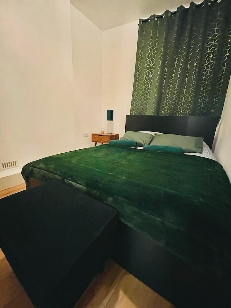 London Luxury Apartments with Jacuzzi Hot tub & Sauna