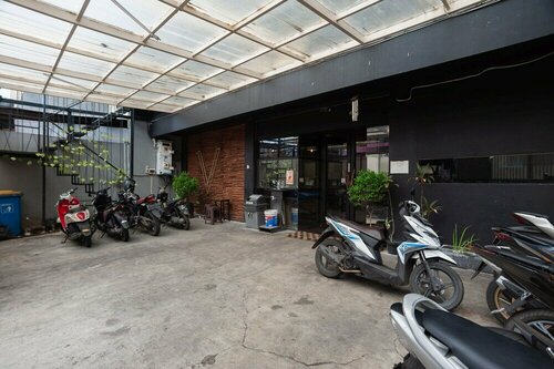 RedDoorz Plus @ Kemayoran, Book Hotel Hotels in Jakarta Province with Parking, Parking