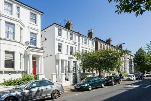 Delightful 2 bed Garden Flat in Shepherd's Bush, Забронировать Отель Отели Большого Лондона с парковкой, Парковка