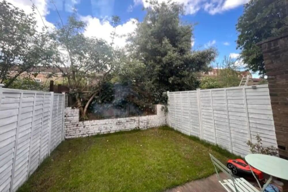 Contemporary 1 Bedroom Apartment in Peckham With Garden