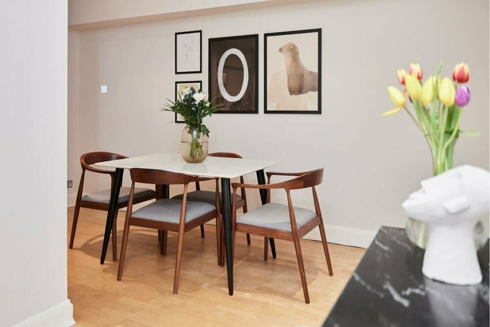 The London Classic - Captivating 2bdr Flat With Garden, London
