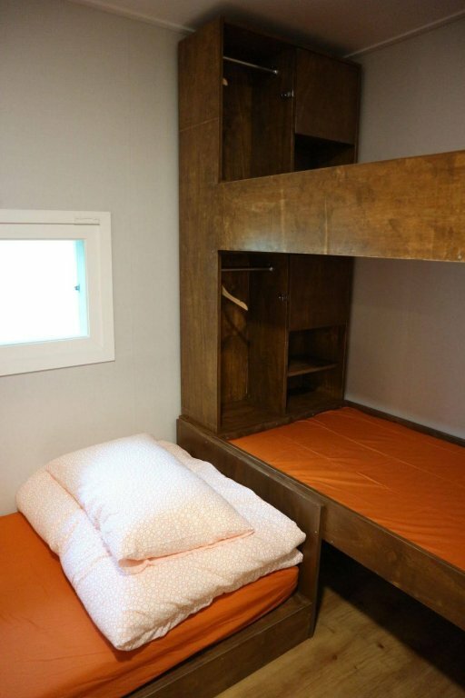 Zzzip Guest House - Hostel