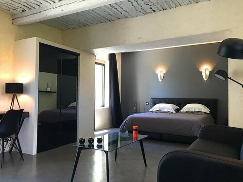 B&B Le Mas de Colongene, Book Bed and Breakfast Hoteller i Rhône-Alps med parkering, Parkering