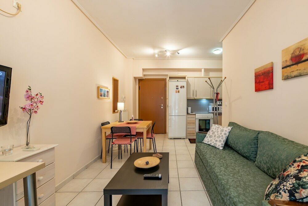Flat in excellent location with private parking