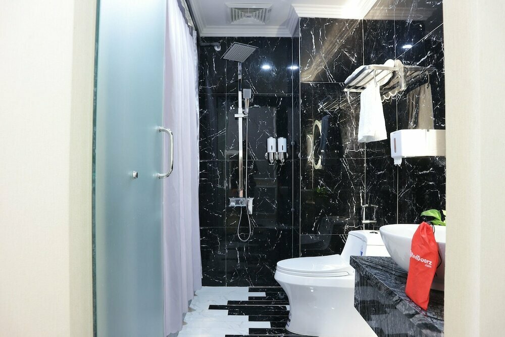 RedDoorz Premium @ Nguyen Oanh Street