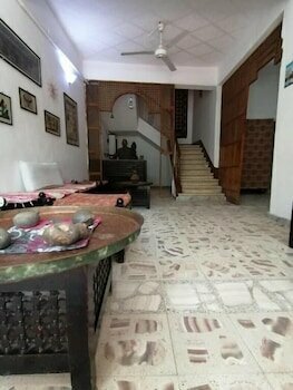 Rose Guest House 您在盧克索的第二個家, Забронировать Отель Отели Аль-Луксора с парковкой, рядом с Deir el-Medina, Парковка