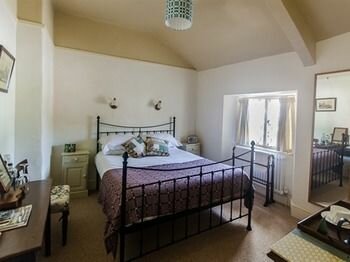 The Dolaucothi Arms, Book Hotel Llanwrda Glamorgan