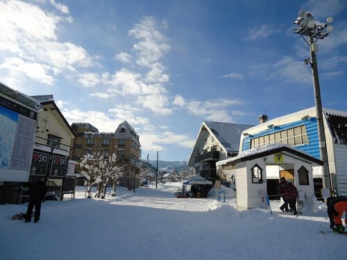 Yuzawa Hotel New Fukudaya-ski in ski out, Забронировать Дом для отпуска Недорогие отели Ниигаты, недорогие