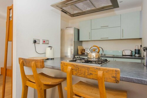 Warm 1 Bedroom Apartment with Balcony, Забронировать Апартаменты/квартира Отели Большого Лондона с парковкой, Парковка