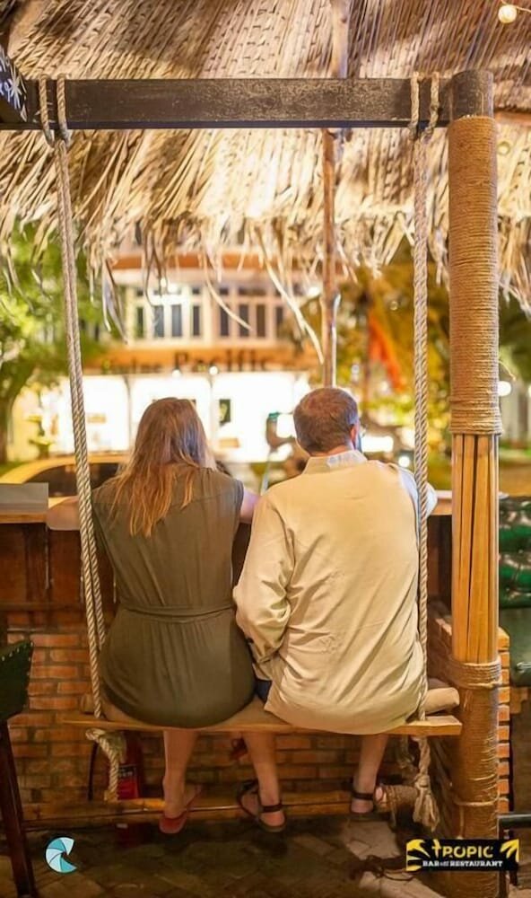 Tropic Hostel And Restaurant