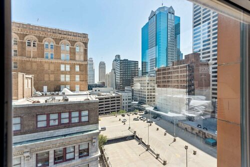 Spacious 2BR Downtown Retreat, Забронировать Апартаменты/квартира Канзас-Сити Миссури