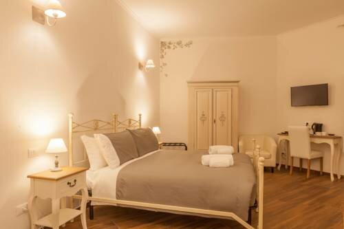 Donna Margherita Rome Suite & Rooms, Book Pension Roma Termini railway station 