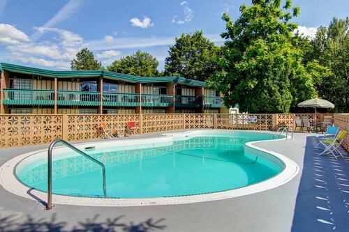 Tiki Village, Réserver Auberge Hôtels à Vernon avec piscine, Piscine