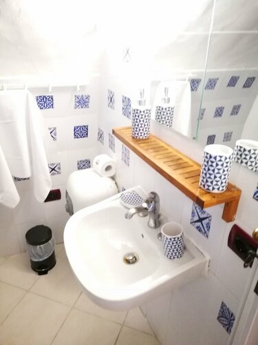 B&B Domus Vinaria, Забронировать Отель «постель и завтрак» Отели Неаполя с парковкой, рядом с Bourbon Tunnel, Парковка