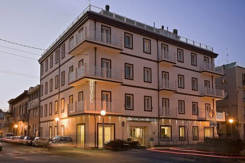 Card International Hotel, Забронировать Отель Старый Город - Марина Чентро - Сан Джулиано Римини, рядом с Храм Малатеста