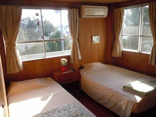 Holiday House Ryukyu-an "MUSIC HOSTEL", Забронировать Дом для отпуска Недорогие отели Okinawa Island - Central, недорогие