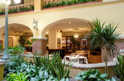 Embassy Suites Kansas City Plaza, Rezervați Hotel Kansas City (Missouri) 