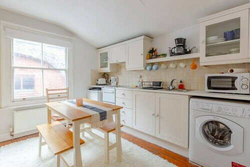 Spacious and Serene 1 Bedroom Flat in Ravenscourt Park, Забронировать Отель Отели Большого Лондона 3 звезды, 3*