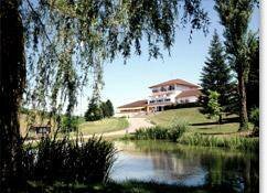 Domaine du Revermont - Logis Hotel, Забронировать Отель Отели Горного массива Юры с бассейном, Бассейн