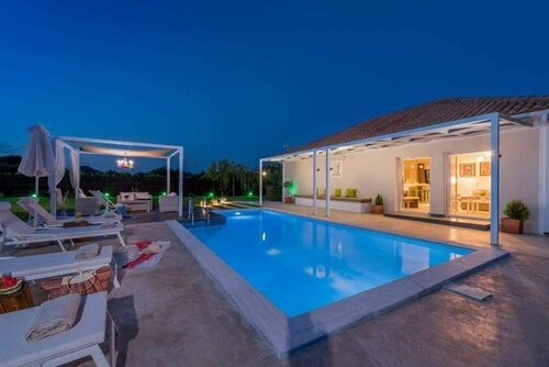 Madini Luxury villa with private Heated pool, Забронировать Вилла Отели Циливи с парковкой, Парковка