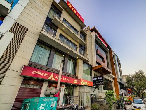 OYO 9553 Hotel Kings Plaza, Забронировать Отель Сола 