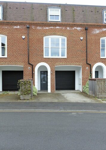 Immaculate Central Windsor Town House with parking, Забронировать Дом для отпуска Коттеджи Беркшир, Коттедж