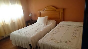 Cortijo Almanzor, Забронировать Отель Отели Альмуньекар 3 звезды, 3*