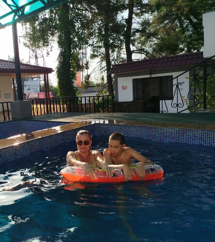 Cafe-Hotel Assir, Book Pension Hoteller i Pitsunda med pool, Swimmingpool