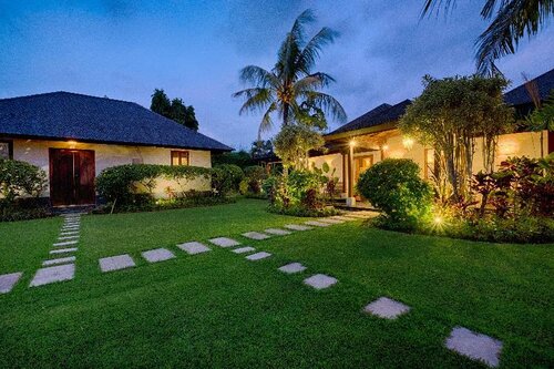 Ketewel Villa by Sanga Sanga Hospitality, Забронировать Вилла Коттеджи Сукавати, Коттедж