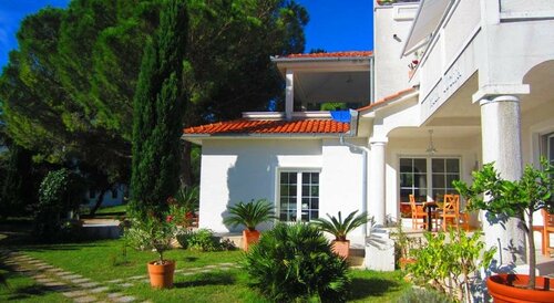 Villa Lucija, Buchen Sie Villa Hotels in Insel Rab mit Parkplatz, Parkplätze