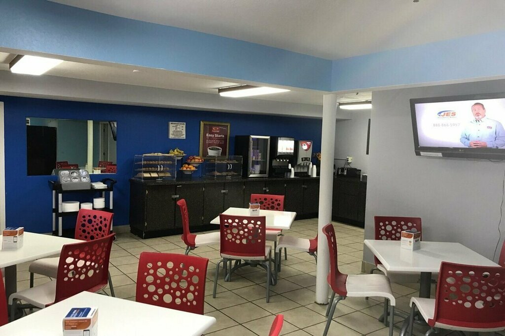 Econo Lodge Inn & Suites I-64 & Us 13