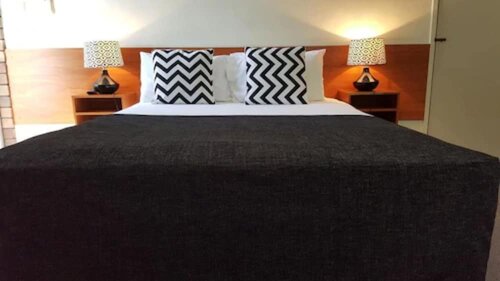 Hampton Villa Motel, Забронировать Мотель Отели Рокгемптон 3 звезды, рядом с Железнодорожная станция Archer Park и музей паровозов, 3*