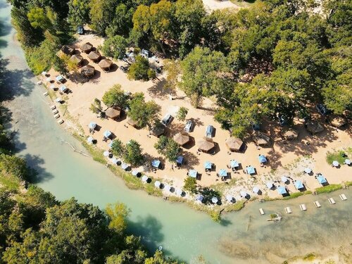 15 Blue River Camp - Glamping Cabin, Rezervovat Kemp Kingsbury Texas