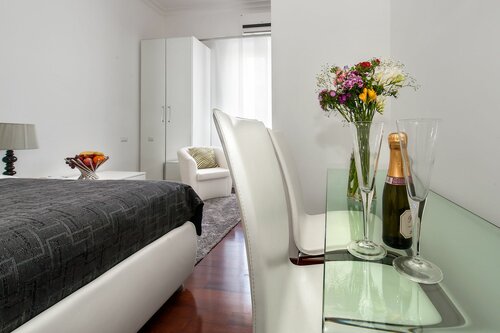 Volver da Laura e Dina, Book Hotel Appio Latino Rom