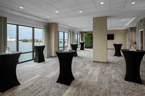Courtyard by Marriott Clearwater Beach, Забронировать Отель Отели Клируотер-Бич 3 звезды, рядом с Компания Clearwater Marine, 3*