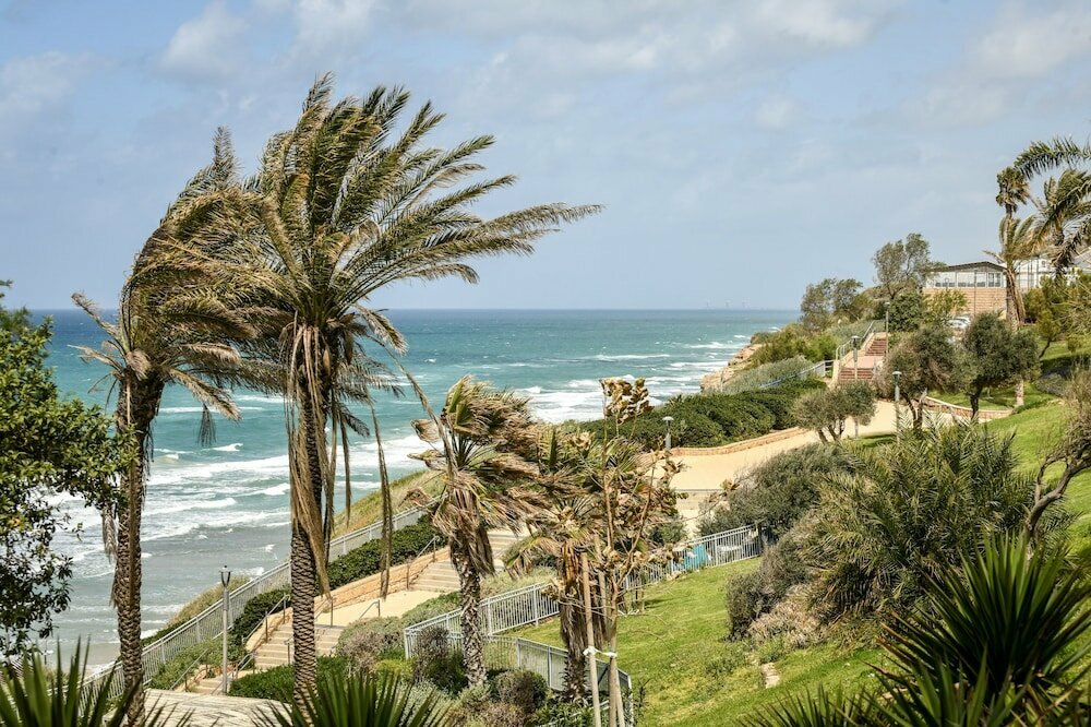 Seasons Hotel - Resort on The Beach