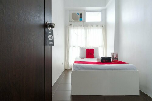 RedDoorz Plus @ Pioneer Woodlands Mandaluyong, Rezerwuj Hotel Hotele w Manila z Basenem, Basen