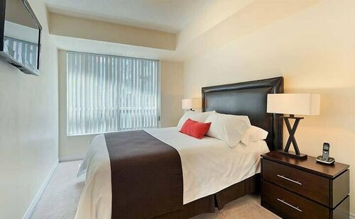 Toronto Furnished Accommodations - Qwest, Забронировать Отель Отели Торонто с парковкой, рядом с Second City Toronto, Парковка
