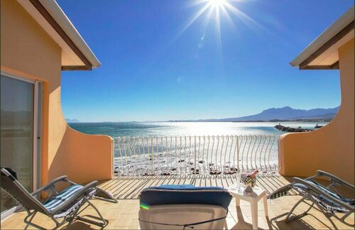 Bikini Beach Manor, Забронировать Отель Гордонс-Бей Helderberg