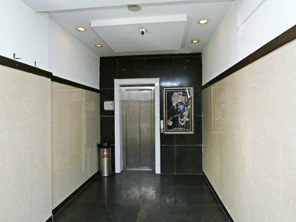 Oyo 13564 Near Prem Mandir