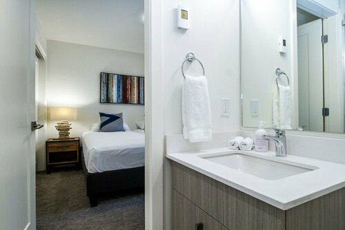 The Revy Den by Revelstoke Vacations, Брондау Пәтер Revelstoke Mountain Revelstoke