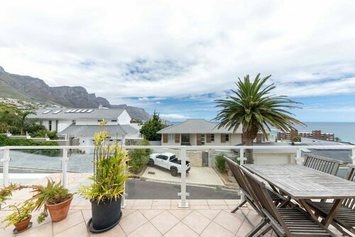 Stylish and Bright 1 Bedroom Apartment - Camps Bay, Забронировать Апартаменты/квартира Отели Кейптауна с парковкой, Парковка