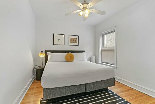 1BR Apt with Modern Elegance in Boystown, Забронировать Отель Чикаго Большой Чикаго