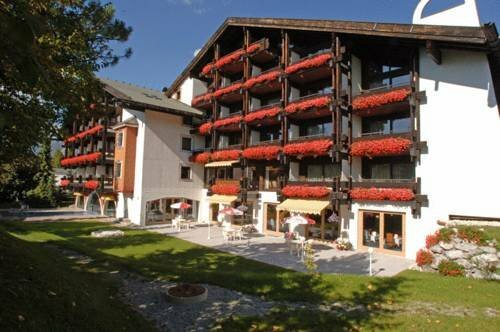 Das Kronenhotel, Забронировать Отель «постель и завтрак» Отели Зефельд-ин-Тироля с парковкой, рядом с Горнолыжный курорт Сефельд, Парковка