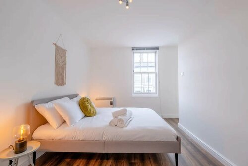 Charming 2 Bedroom in Hackney, Забронировать Отель Отели Большого Лондона с парковкой, Парковка