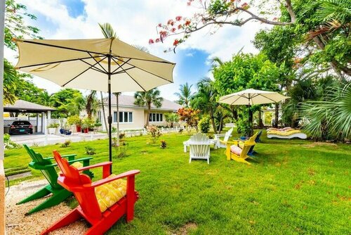 Blue Ocean Village House at Cable Beach, Rezerwuj Dom wakacyjny Hotele w New Providence z parkingiem, Parking