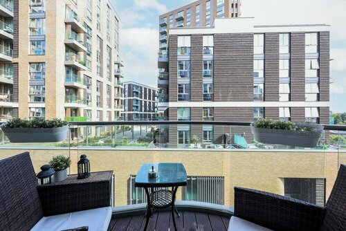 Modern Apartment w/ Balcony by MSS, Забронировать Апартаменты/квартира Отели Большого Лондона с парковкой, Парковка