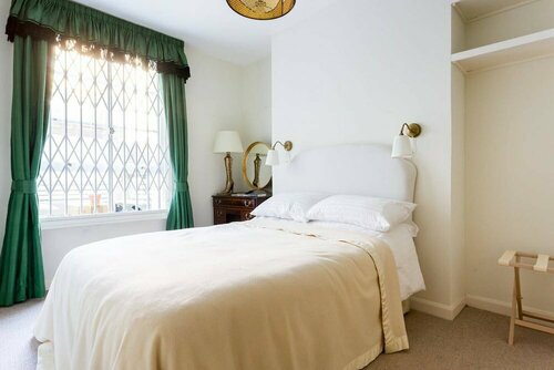 Delightful 2 bed Garden Flat in Shepherd's Bush, Забронировать Отель Отели Большого Лондона с парковкой, Парковка